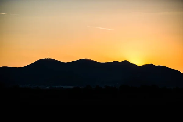 Silhouette Montagnes Sombres Avec Fond Coucher Soleil Orange — Photo