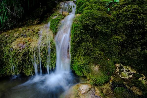 Schöner Wasserfall Den Bergen — Stockfoto