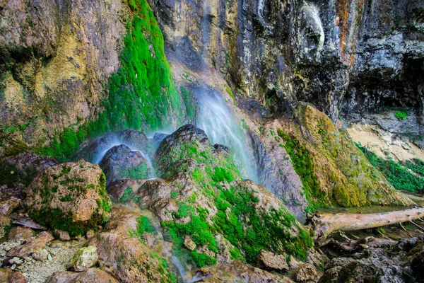 Hermosa Cascada Las Montañas — Foto de Stock