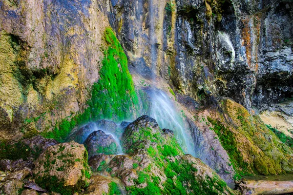 Bela Cachoeira Nas Montanhas — Fotografia de Stock