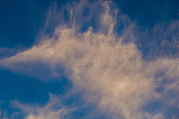 蓝色的天空与卷云 — 图库照片