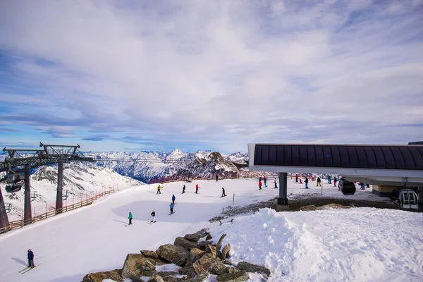 Люди Наслаждающиеся Катанием Лыжах Зимнем Курорте — стоковое фото