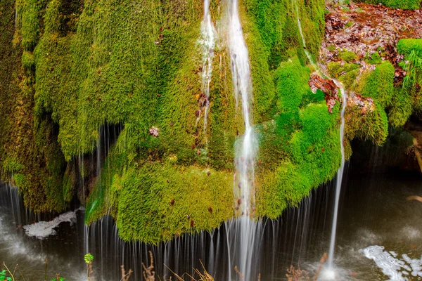 Bela Cachoeira Nas Montanhas — Fotografia de Stock