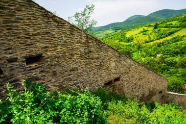 Eski kalenin taş duvardan görüntülendi manzara.