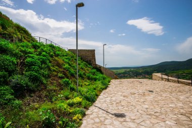 Ünlü kale Deva, Romanya kalede medievil giden yol.