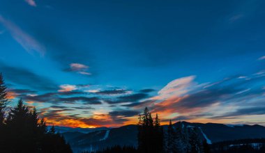 dağlarda, Karpat Dağları'nda kış günbatımı güzel günbatımı gökyüzü  