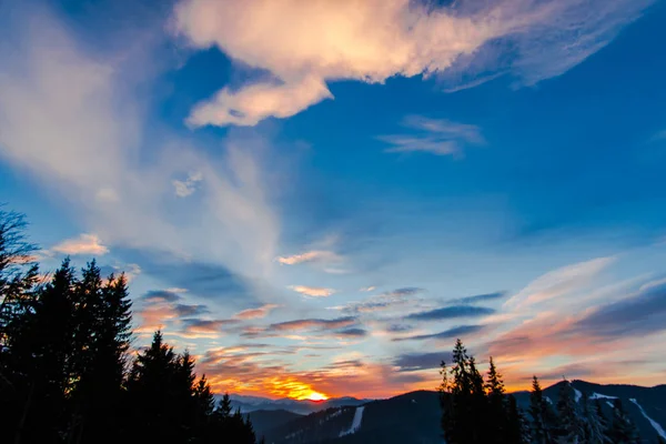 カルパティア山脈での冬の夕日の美しい夕焼け空 — ストック写真