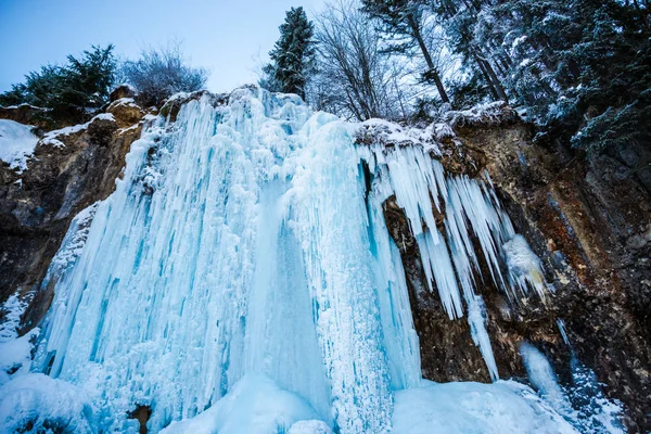 Cachoeira Congelada Nas Montanhas Dos Cárpatos — Fotografia de Stock
