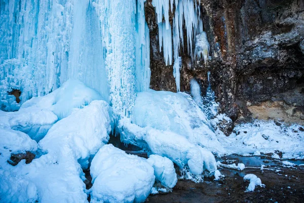 Cachoeira Congelada Nas Montanhas Dos Cárpatos — Fotografia de Stock