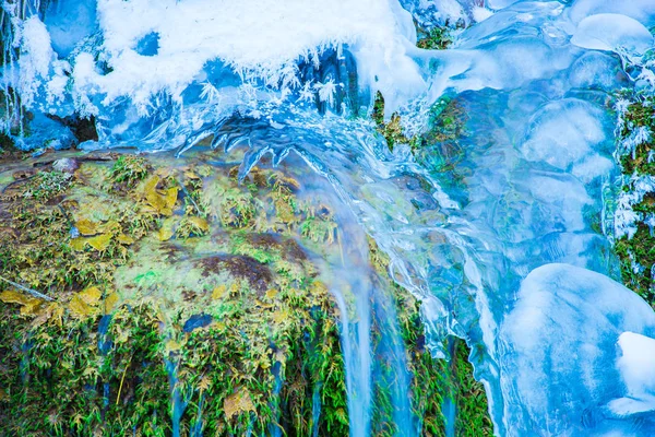 Заморожені Водоспад Карпатах — стокове фото