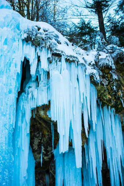 Cachoeira Congelada Nas Montanhas Dos Cárpatos — Fotografia de Stock