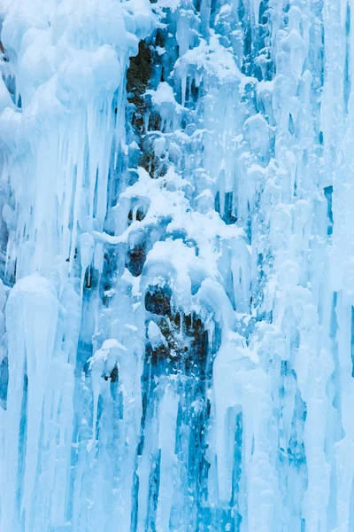 カルパティア山脈で凍った滝 — ストック写真