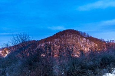 Kış dağ mavi gökyüzü arka plan üzerinde