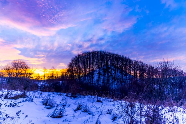 Κρύο Πρωί Χειμώνα Στο Δάσος Και Λαμπρό Πολύχρωμο Ηλιοβασίλεμα Στον — Φωτογραφία Αρχείου