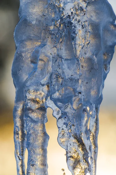 Kış Sezonu Günbatımı Arka Plan Karşı Buz Sarkıtları Erime — Stok fotoğraf