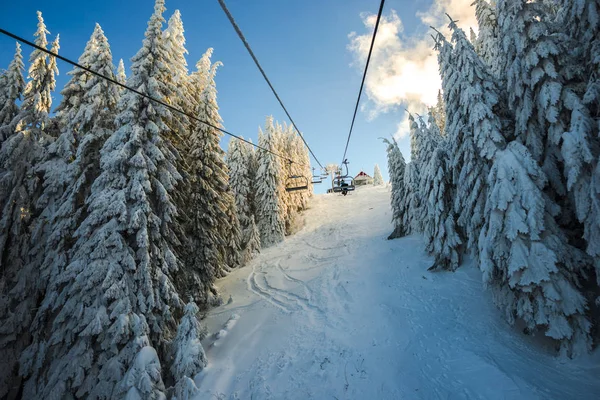Hóval Borított Sípálya Téli Hegyek Ski Lift — Stock Fotó