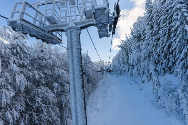 Schneebedeckte Winterberge Und Skilift — Stockfoto