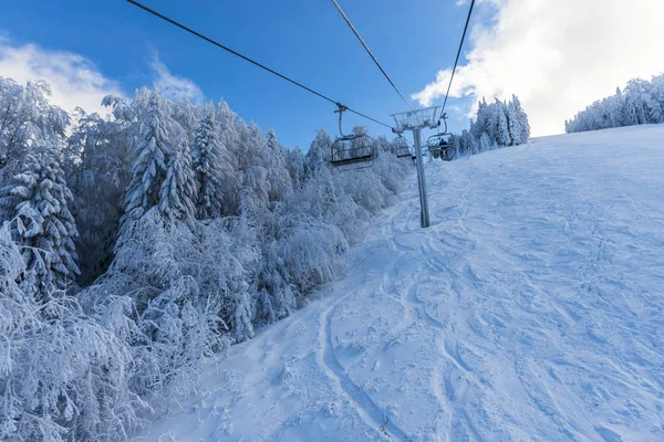Schneebedeckte Winterberge Und Skilift — Stockfoto