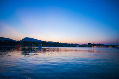 Teknelerle limanda akşam, Yunanistan.