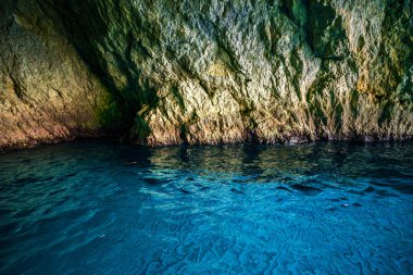 Yunanistan'da kayalık uçurum, doğal arka plan.