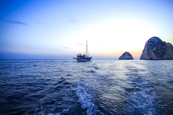 移動ボートで海の夕日 — ストック写真
