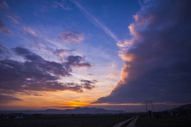 Renkli gün batımı gökyüzü arka plan ile Alan