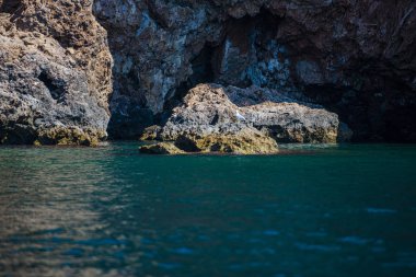 Karadeniz'deki kayalık kayalık, Türkiye.