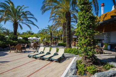 Summer Hotel Resort terasında şezlonglar, Türkiye.