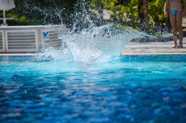 Su sıçraması ile mavi havuz