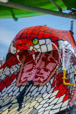 Oyun alanında şişme yılan kafası