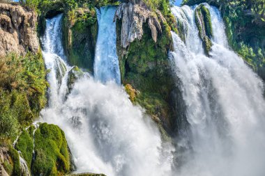 Karadeniz şelalesi ile kayalık uçurum