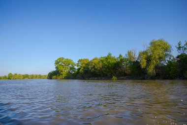 Pürüzsüz yansıtıcı su ile Riverside