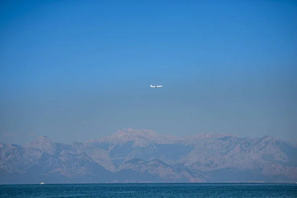 Avión Volando Sobre Mar Negro — Foto de Stock