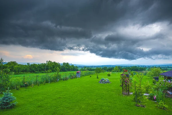 Campo Com Nuvens Cinzentas Tempestuosas — Fotografia de Stock