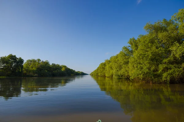 Pürüzsüz Yansıtıcı Ile Riverside — Stok fotoğraf