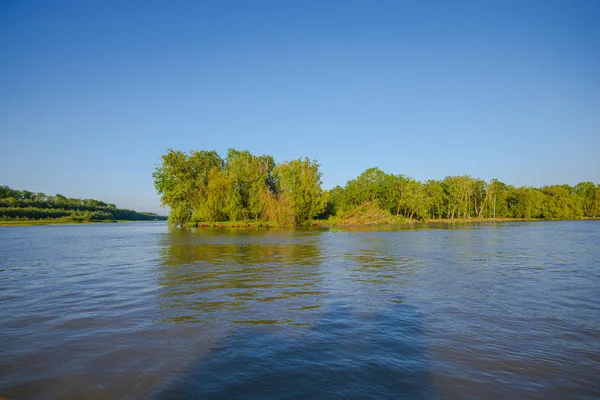 Riverside Gładką Wodą Refleksyjną — Zdjęcie stockowe