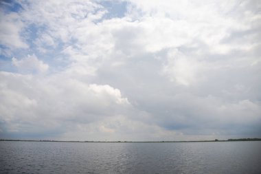 Gri glomy gündüz nehir suyu