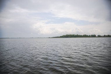 Gri glomy gündüz nehir suyu