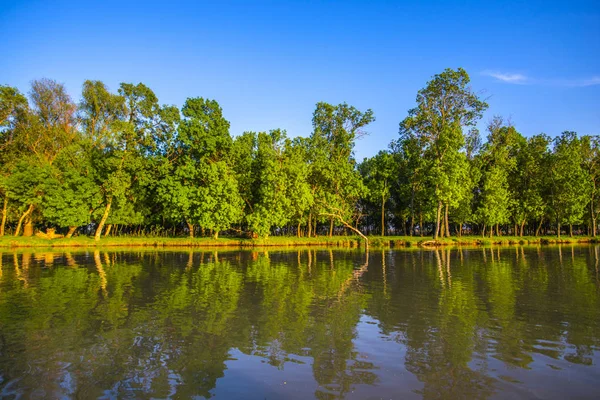 Pürüzsüz Yansıtıcı Ile Riverside — Stok fotoğraf