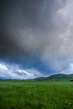 Gri fırtınalı bulutlu alan