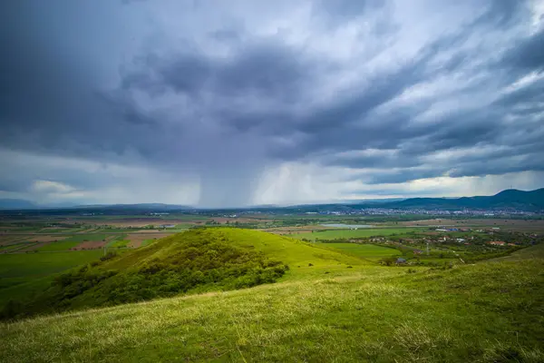 Feld Mit Grauen Stürmischen Wolken — Stockfoto