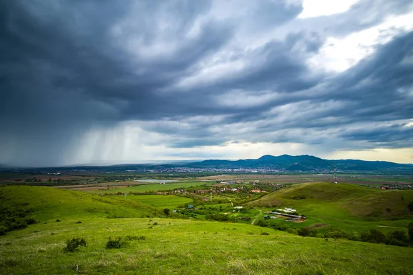 Campo Com Nuvens Cinzentas Tempestuosas — Fotografia de Stock