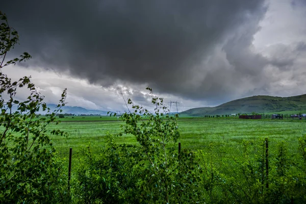 Campo Com Nuvens Cinzentas Tempestuosas — Fotografia de Stock