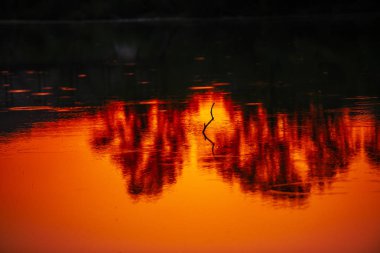 Gün batımında tepeleri olan nehir, doğal arka plan.