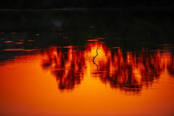 Rzeka Wzgórzami Zachodzie Słońca Naturalne Tło — Zdjęcie stockowe