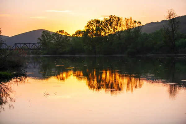 Rzeka Wzgórzami Zachodzie Słońca Naturalne Tło — Zdjęcie stockowe