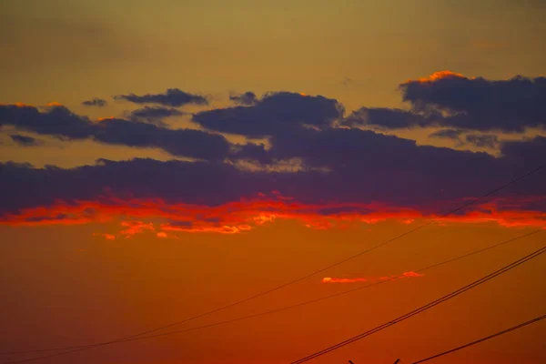 Feld Bei Sonnenuntergang Mit Strommasten — Stockfoto