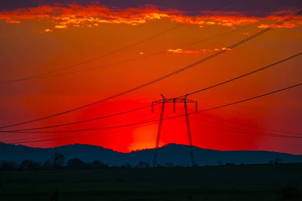 Pole Zachodzie Słońca Biegunami Elektrycznymi — Zdjęcie stockowe