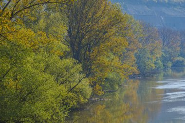 Yeşil tepeleri olan gölet, doğal arka plan.