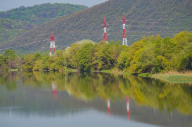Yeşil tepeleri olan gölet, doğal arka plan.